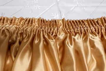 Parduodami nauji aukso spalvos staltiesių sijonai